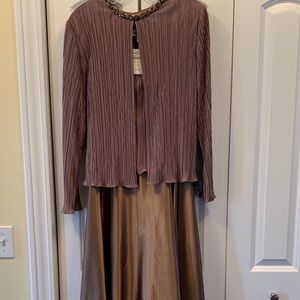 Lovely gown, perfect for Mother of the Bride.